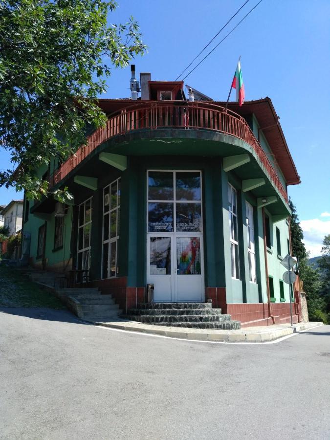 Семеен Хотел "Невен" Momin Prohod Exterior foto