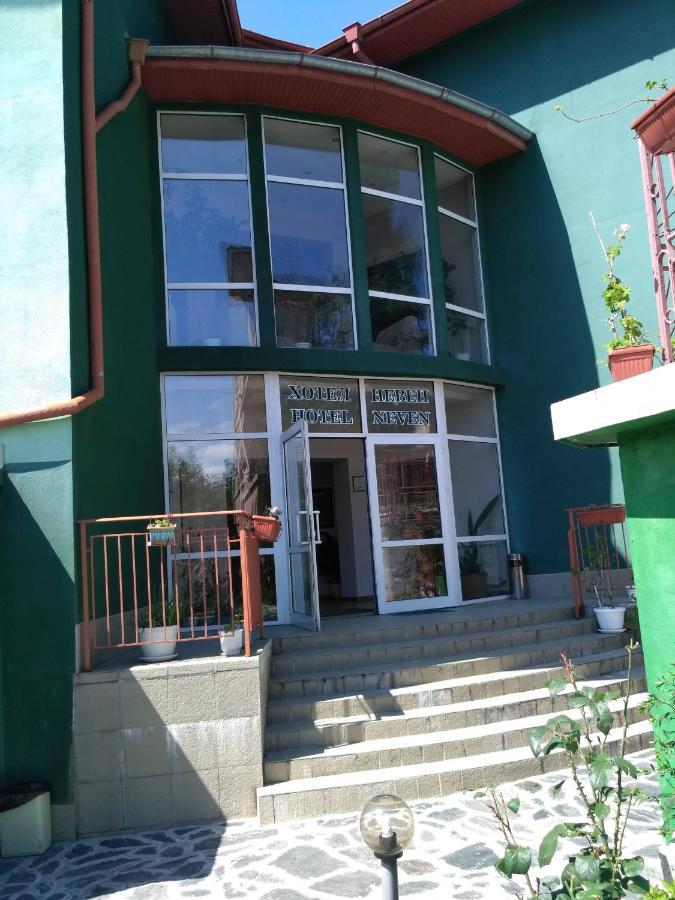 Семеен Хотел "Невен" Momin Prohod Exterior foto
